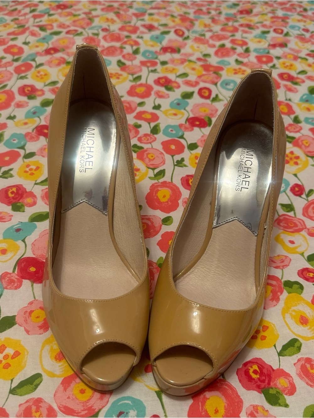 Size 9 women’s Michael kors tan heels - Picture 4 of 6